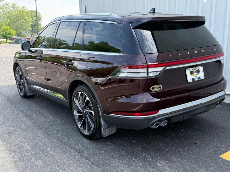 Lincoln Aviator Vehicle Full-screen Gallery Image 3