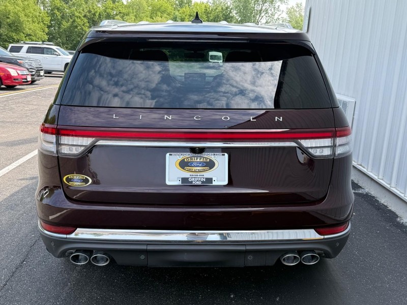 Lincoln Aviator Vehicle Full-screen Gallery Image 4