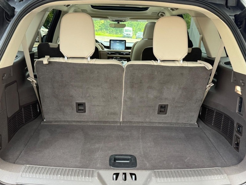 Lincoln Aviator Vehicle Full-screen Gallery Image 5