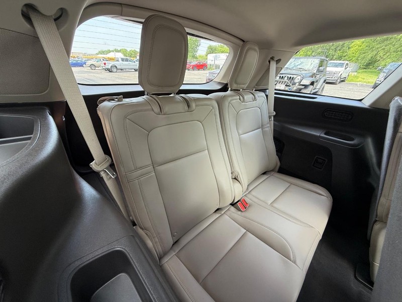 Lincoln Aviator Vehicle Full-screen Gallery Image 9