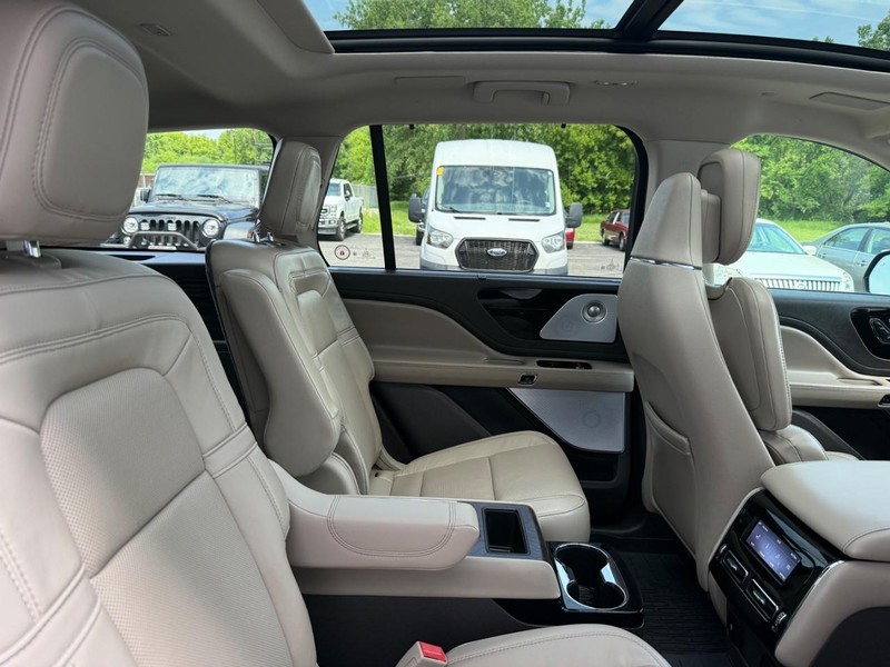 Lincoln Aviator Vehicle Full-screen Gallery Image 10