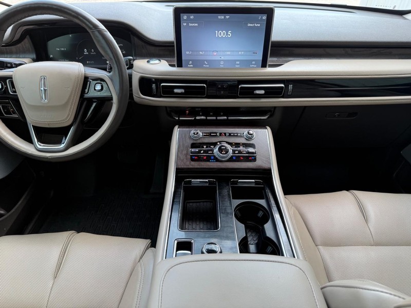 Lincoln Aviator Vehicle Full-screen Gallery Image 11