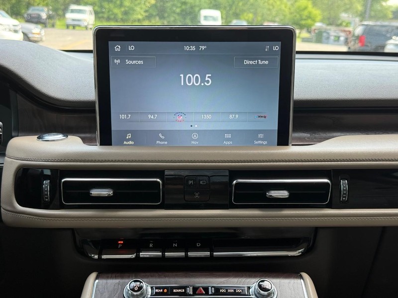 Lincoln Aviator Vehicle Full-screen Gallery Image 12