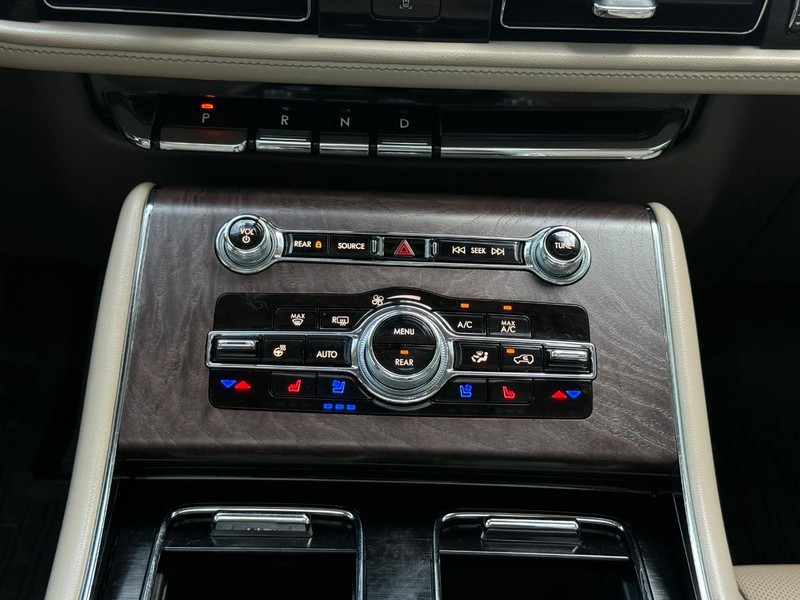 Lincoln Aviator Vehicle Full-screen Gallery Image 13