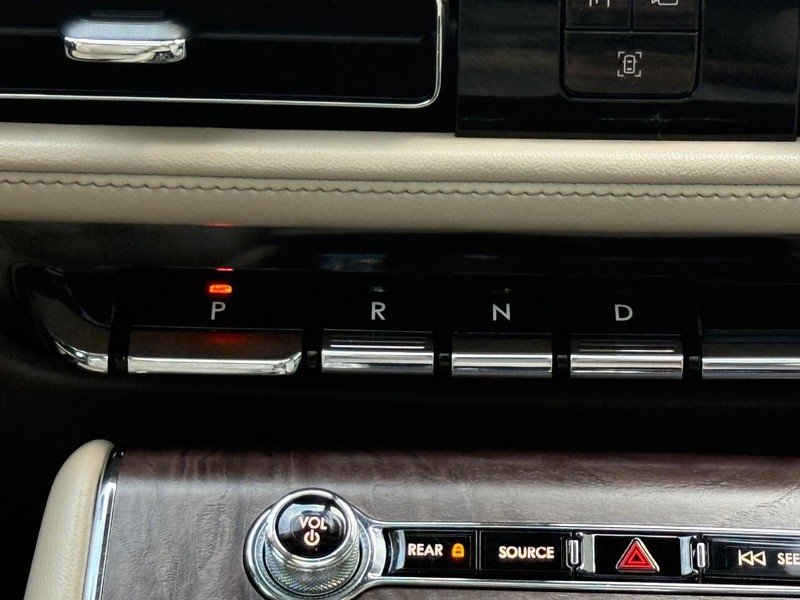 Lincoln Aviator Vehicle Full-screen Gallery Image 14