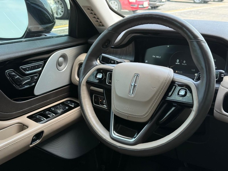 Lincoln Aviator Vehicle Full-screen Gallery Image 15