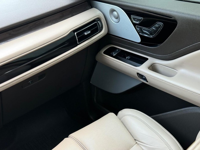 Lincoln Aviator Vehicle Full-screen Gallery Image 16
