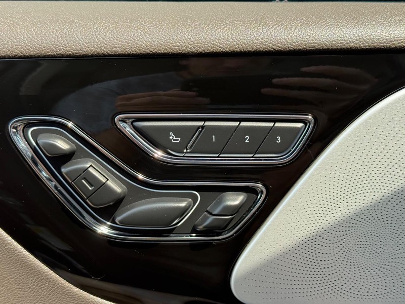 Lincoln Aviator Vehicle Full-screen Gallery Image 17