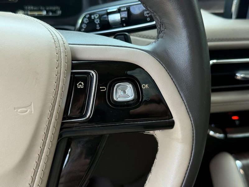 Lincoln Aviator Vehicle Full-screen Gallery Image 19