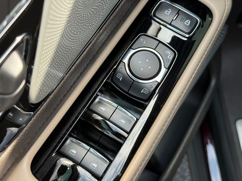 Lincoln Aviator Vehicle Full-screen Gallery Image 23