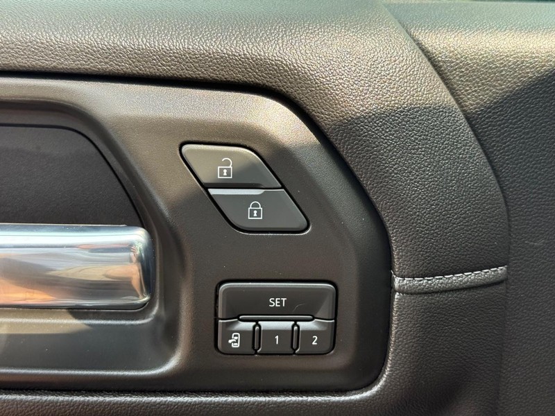GMC Sierra 3500HD Vehicle Full-screen Gallery Image 14