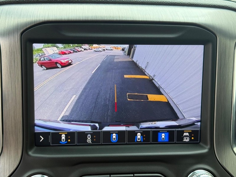 GMC Sierra 3500HD Vehicle Full-screen Gallery Image 18