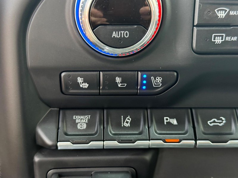 GMC Sierra 3500HD Vehicle Full-screen Gallery Image 19