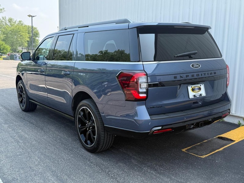 Ford Expedition Max Vehicle Full-screen Gallery Image 3