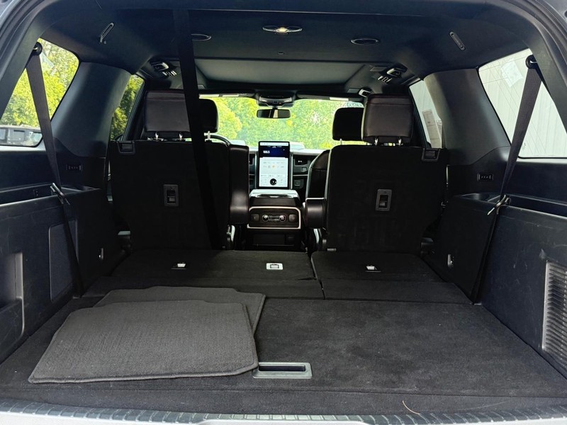 Ford Expedition Max Vehicle Full-screen Gallery Image 5