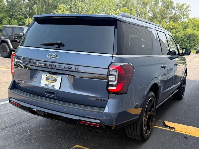 Ford Expedition Max Vehicle Full-screen Gallery Image 6