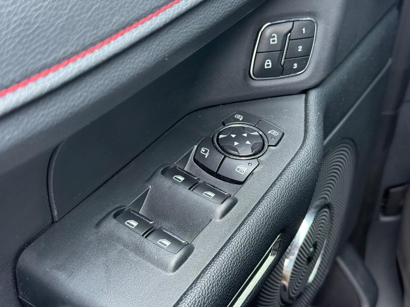 Ford Expedition Max Vehicle Full-screen Gallery Image 19