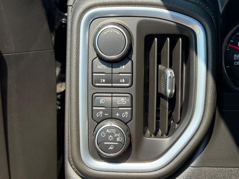 Chevrolet Silverado 1500 Vehicle Full-screen Gallery Image 24