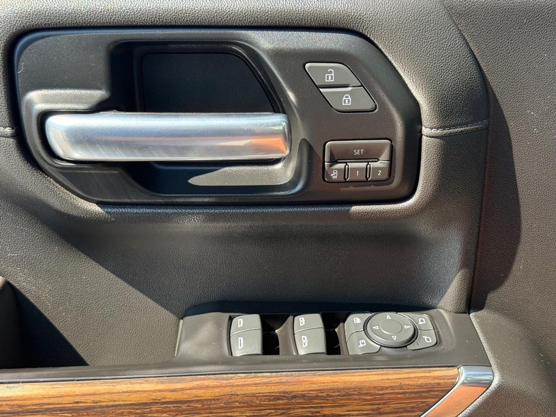 Chevrolet Silverado 1500 Vehicle Full-screen Gallery Image 25