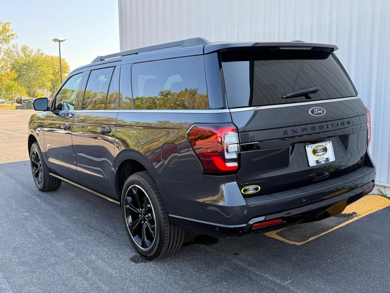 Ford Expedition Max Vehicle Full-screen Gallery Image 3