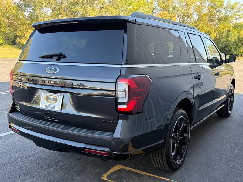 Ford Expedition Max Vehicle Full-screen Gallery Image 6