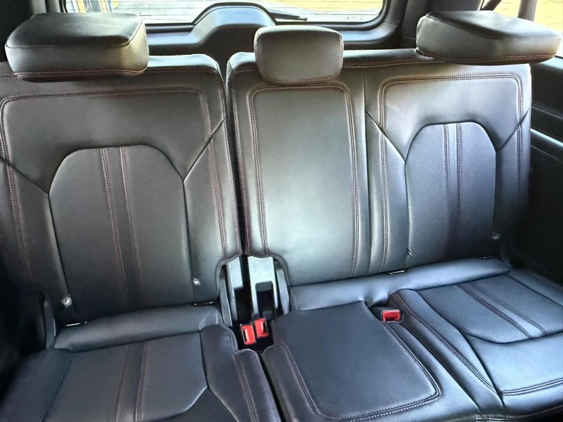 Ford Expedition Max Vehicle Full-screen Gallery Image 9