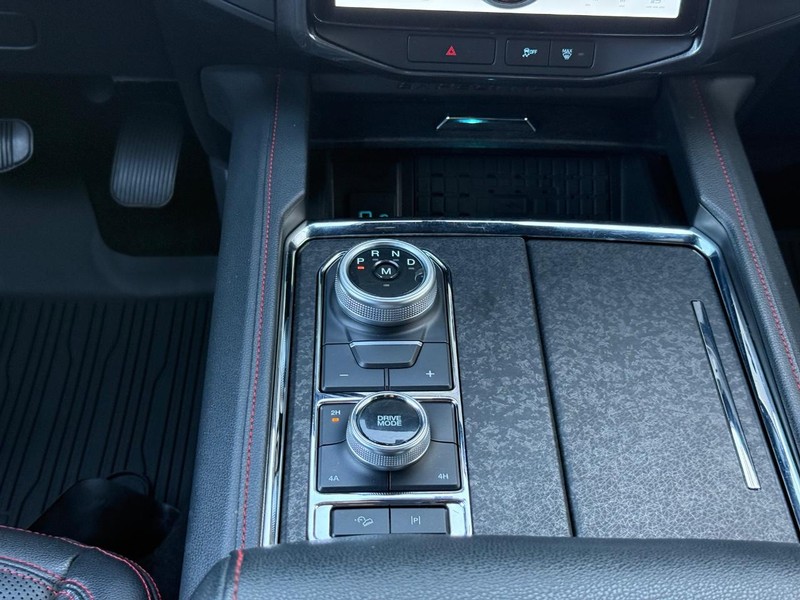 Ford Expedition Max Vehicle Full-screen Gallery Image 12