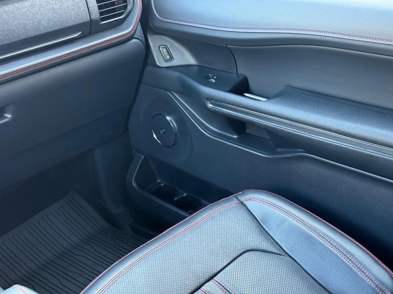 Ford Expedition Max Vehicle Full-screen Gallery Image 14