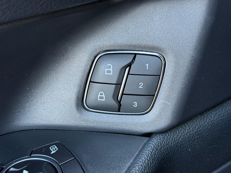 Ford Expedition Max Vehicle Full-screen Gallery Image 15