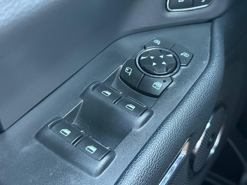 Ford Expedition Max Vehicle Full-screen Gallery Image 21