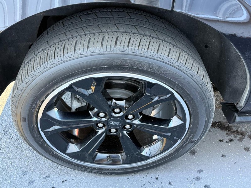 Ford Expedition Vehicle Full-screen Gallery Image 7