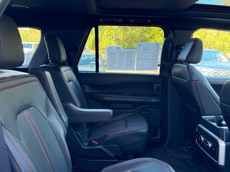 Ford Expedition Vehicle Full-screen Gallery Image 8