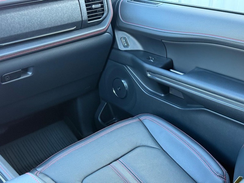 Ford Expedition Vehicle Full-screen Gallery Image 14