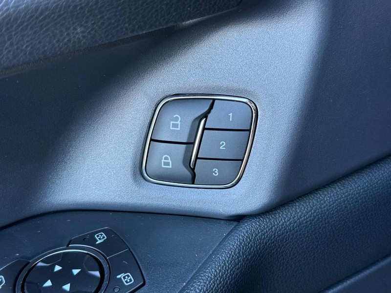 Ford Expedition Vehicle Full-screen Gallery Image 15