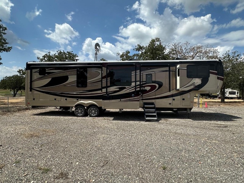 Landmark LAFAYETTE Vehicle Full-screen Gallery Image 03