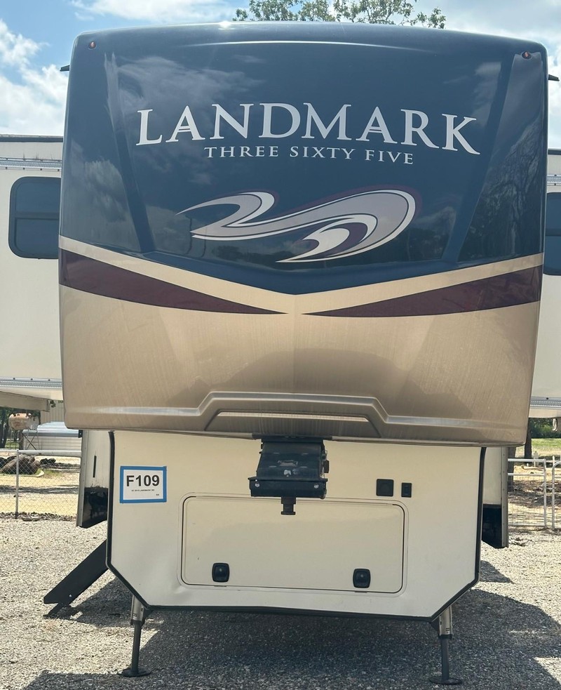 Landmark LAFAYETTE Vehicle Full-screen Gallery Image 05