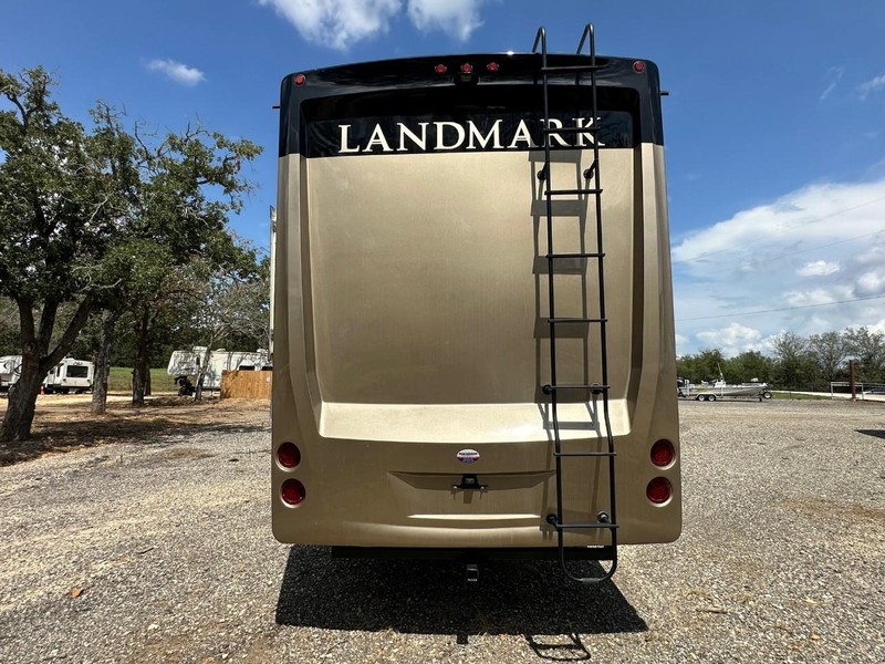 Landmark LAFAYETTE Vehicle Full-screen Gallery Image 06