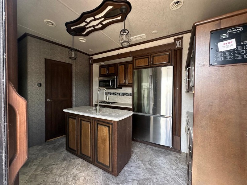 Landmark LAFAYETTE Vehicle Full-screen Gallery Image 08