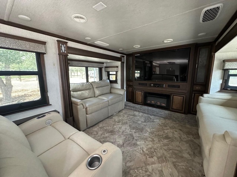 Landmark LAFAYETTE Vehicle Full-screen Gallery Image 09