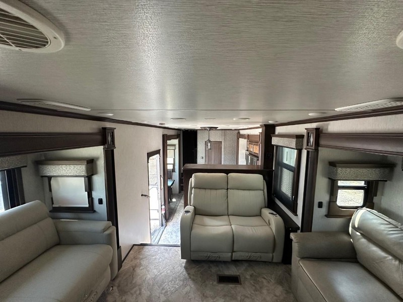 Landmark LAFAYETTE Vehicle Full-screen Gallery Image 11