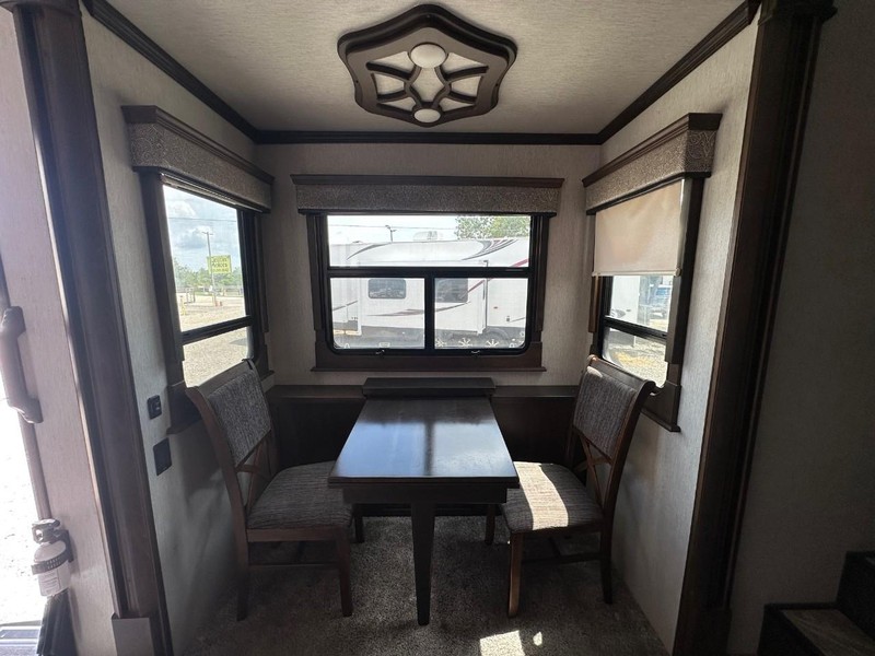 Landmark LAFAYETTE Vehicle Full-screen Gallery Image 13