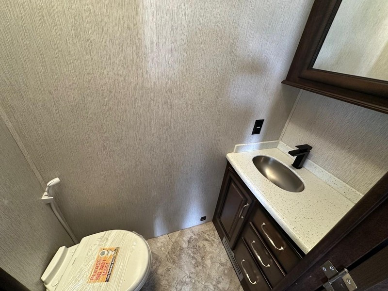 Landmark LAFAYETTE Vehicle Full-screen Gallery Image 15