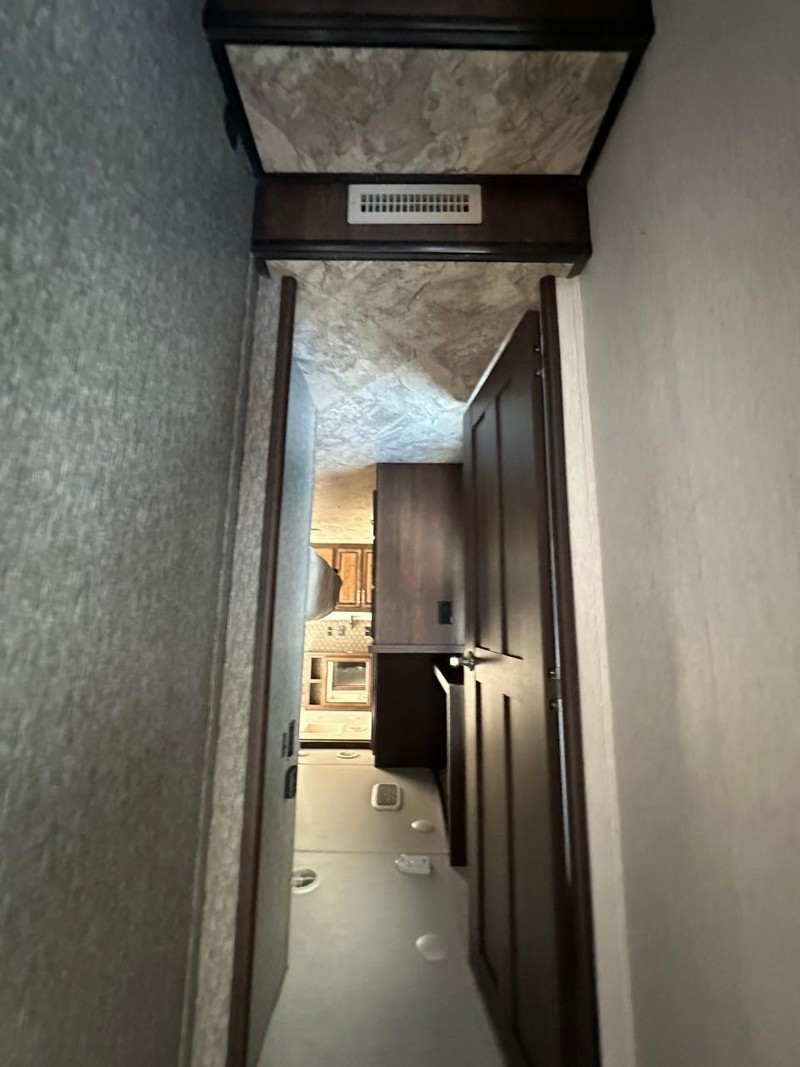 Landmark LAFAYETTE Vehicle Full-screen Gallery Image 16