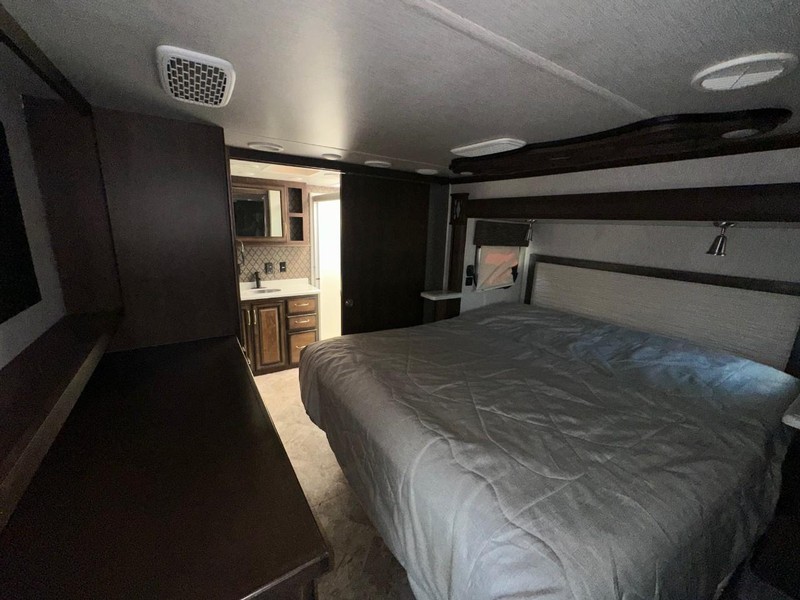 Landmark LAFAYETTE Vehicle Full-screen Gallery Image 17