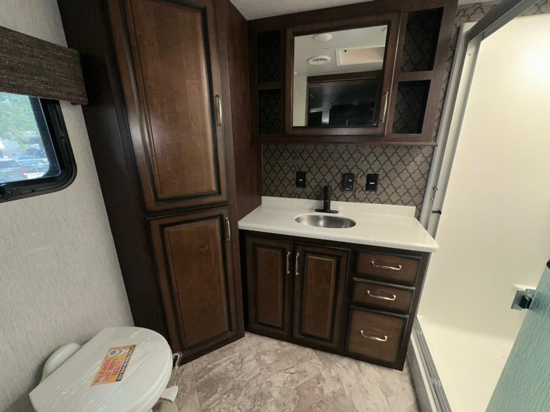 Landmark LAFAYETTE Vehicle Full-screen Gallery Image 18