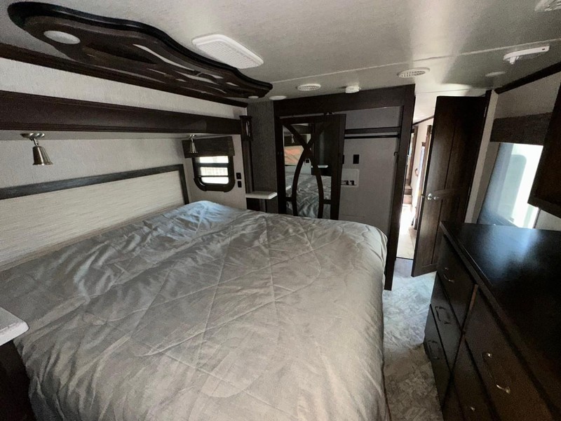 Landmark LAFAYETTE Vehicle Full-screen Gallery Image 19