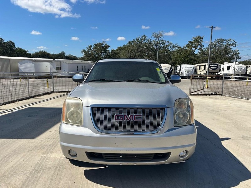 GMC Yukon Vehicle Full-screen Gallery Image 02