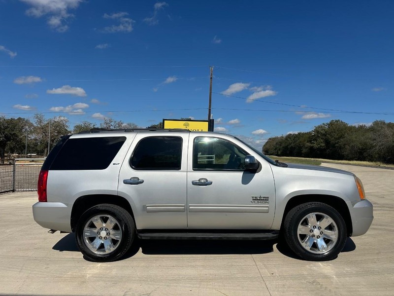 GMC Yukon Vehicle Full-screen Gallery Image 03