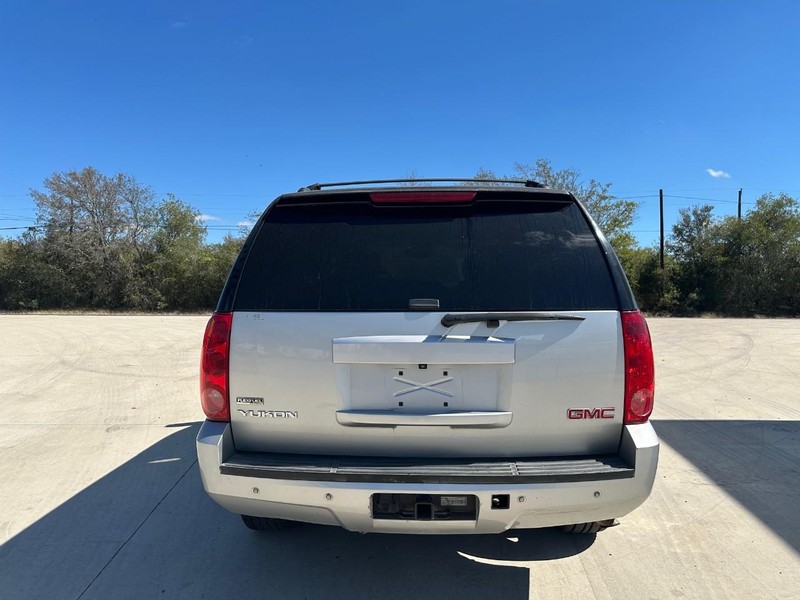 GMC Yukon Vehicle Full-screen Gallery Image 04
