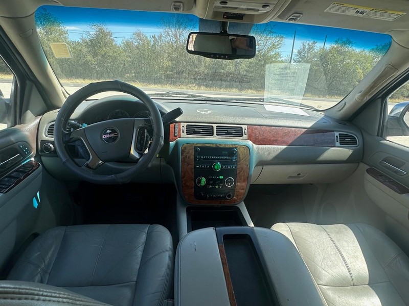 GMC Yukon Vehicle Full-screen Gallery Image 05